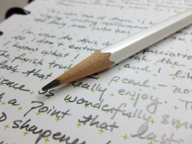 Palomono Blackwing Pearl on a writing sample